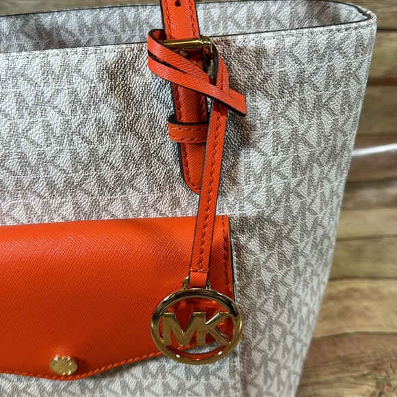 NWOT- Jet Set Medium Multifunction Pocket Tote Bag with Wallet - Picture 6 of 16